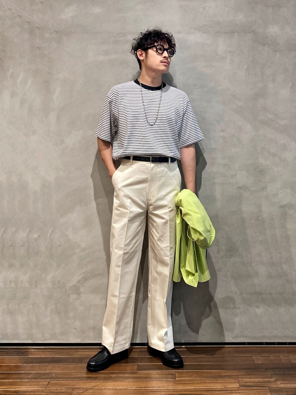 ホワイト系のTシャツ/カットソー、イエロー系のシャツ/ブラウス、ブラック系のモカシン/デッキシューズを着用したメンズの夏コーディネートの4枚目の写真