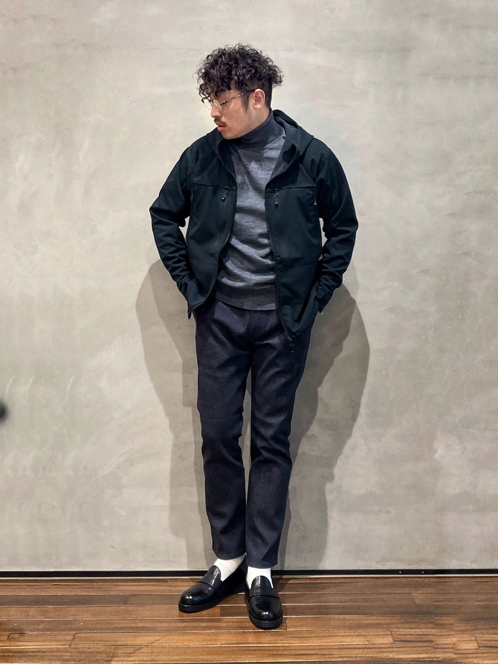 ブラック系のブルゾン、グレー系のニット/セーターを着用したメンズの秋コーディネートの3枚目の写真