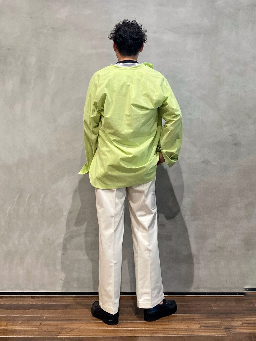 ホワイト系のTシャツ/カットソー、イエロー系のシャツ/ブラウス、ブラック系のモカシン/デッキシューズを着用したメンズの夏コーディネートの3枚目の写真