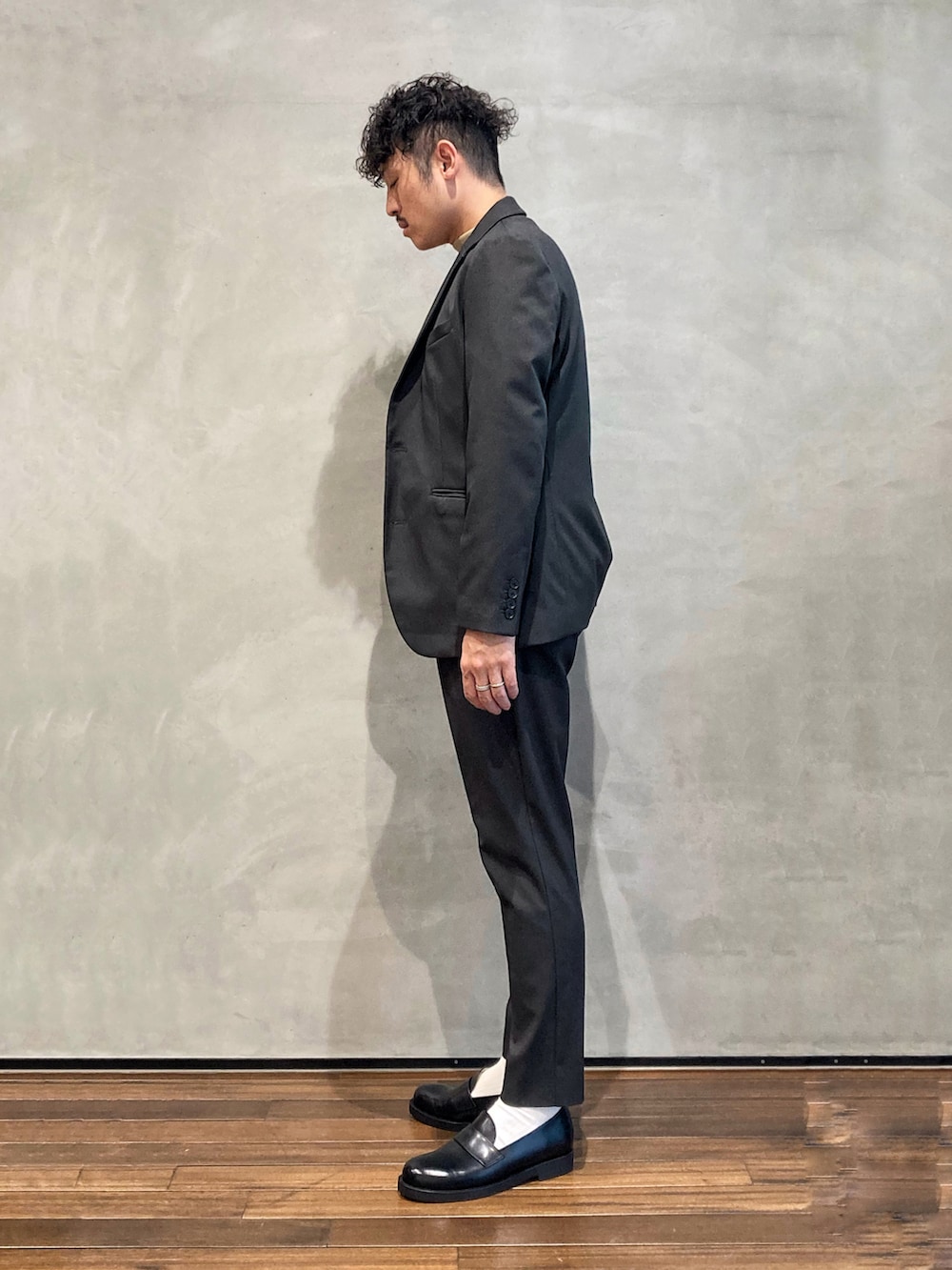 ベージュ系のセットアップ、ベージュ系のニット/セーターを着用したメンズの秋コーディネートの2枚目の写真