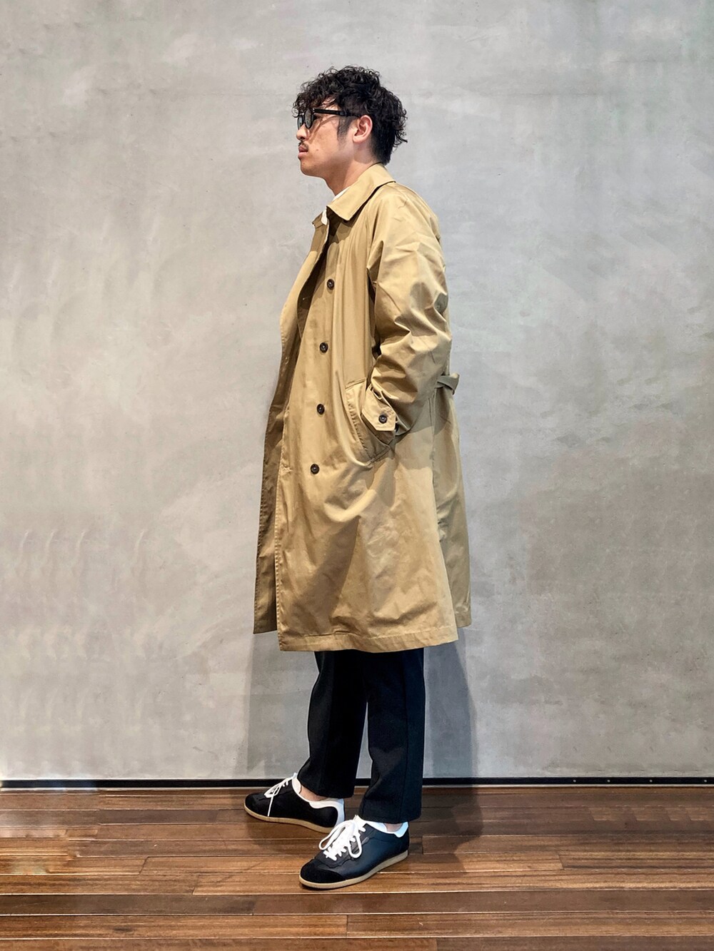 ホワイト系のシャツ/ブラウスを着用したメンズの夏コーディネートの2枚目の写真