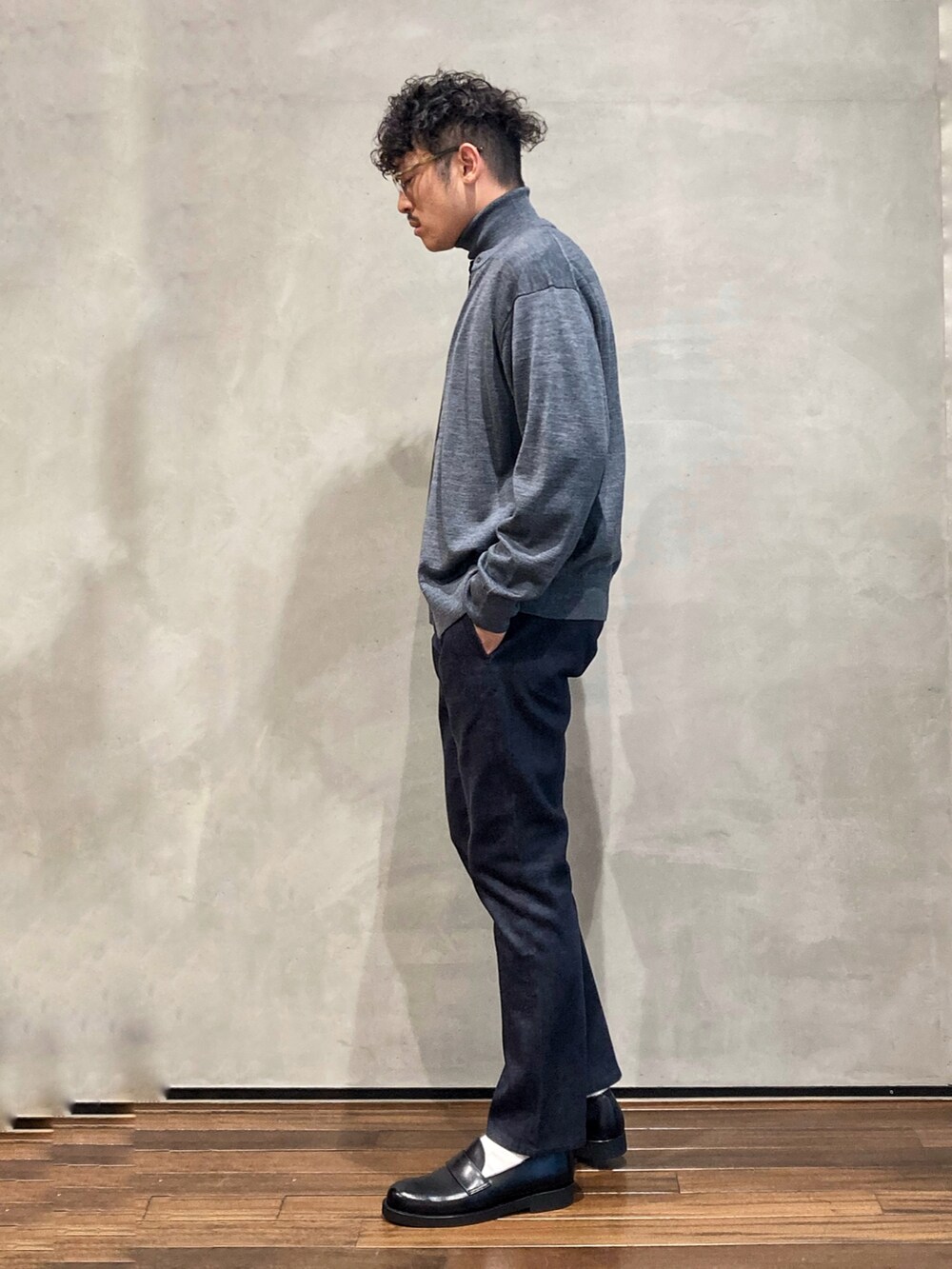 グレー系のニット/セーター、グレー系のニット/セーターを着用したメンズの秋コーディネートの2枚目の写真