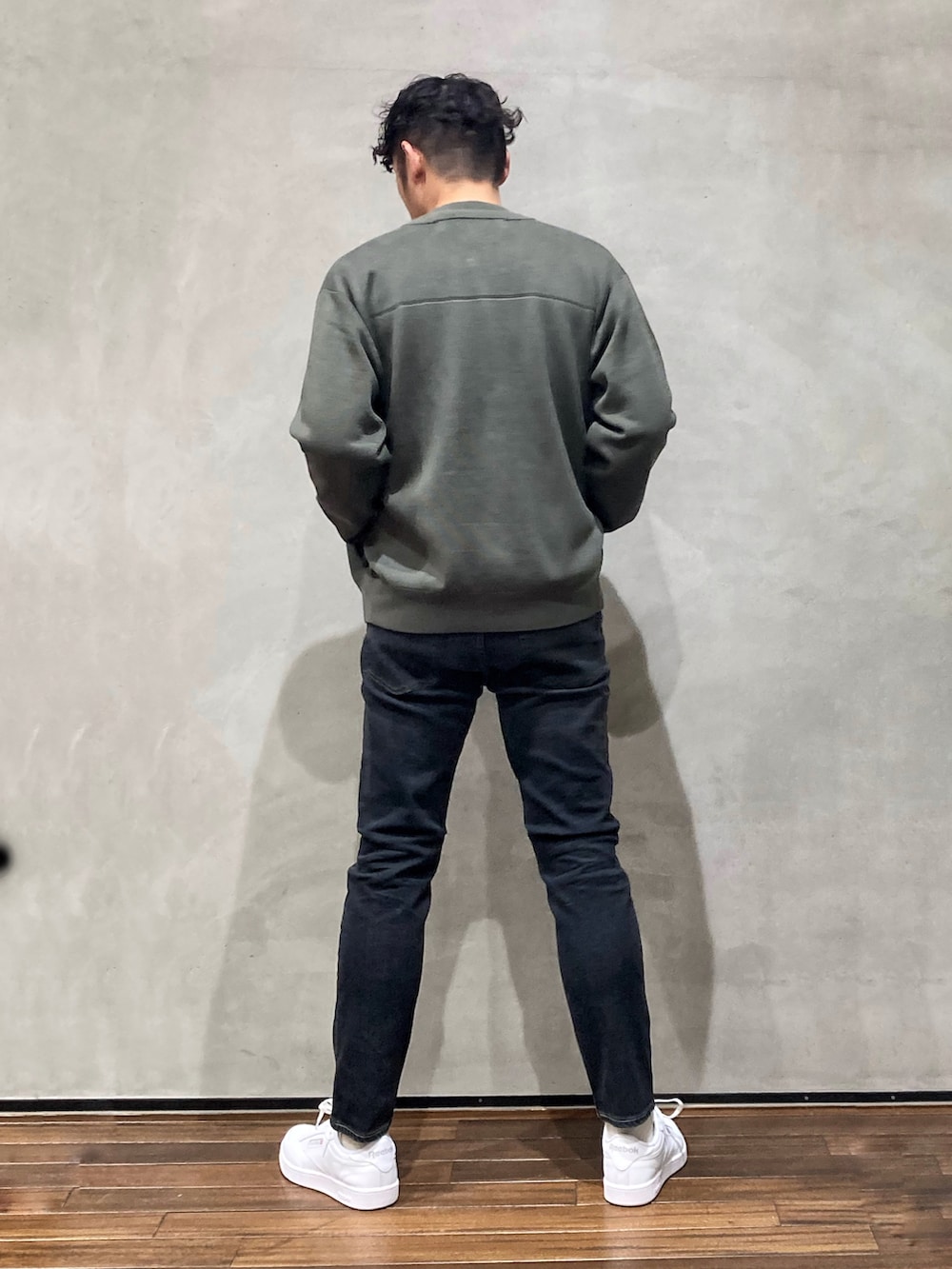 グリーン系のニット/セーターを着用したメンズの秋コーディネートの3枚目の写真