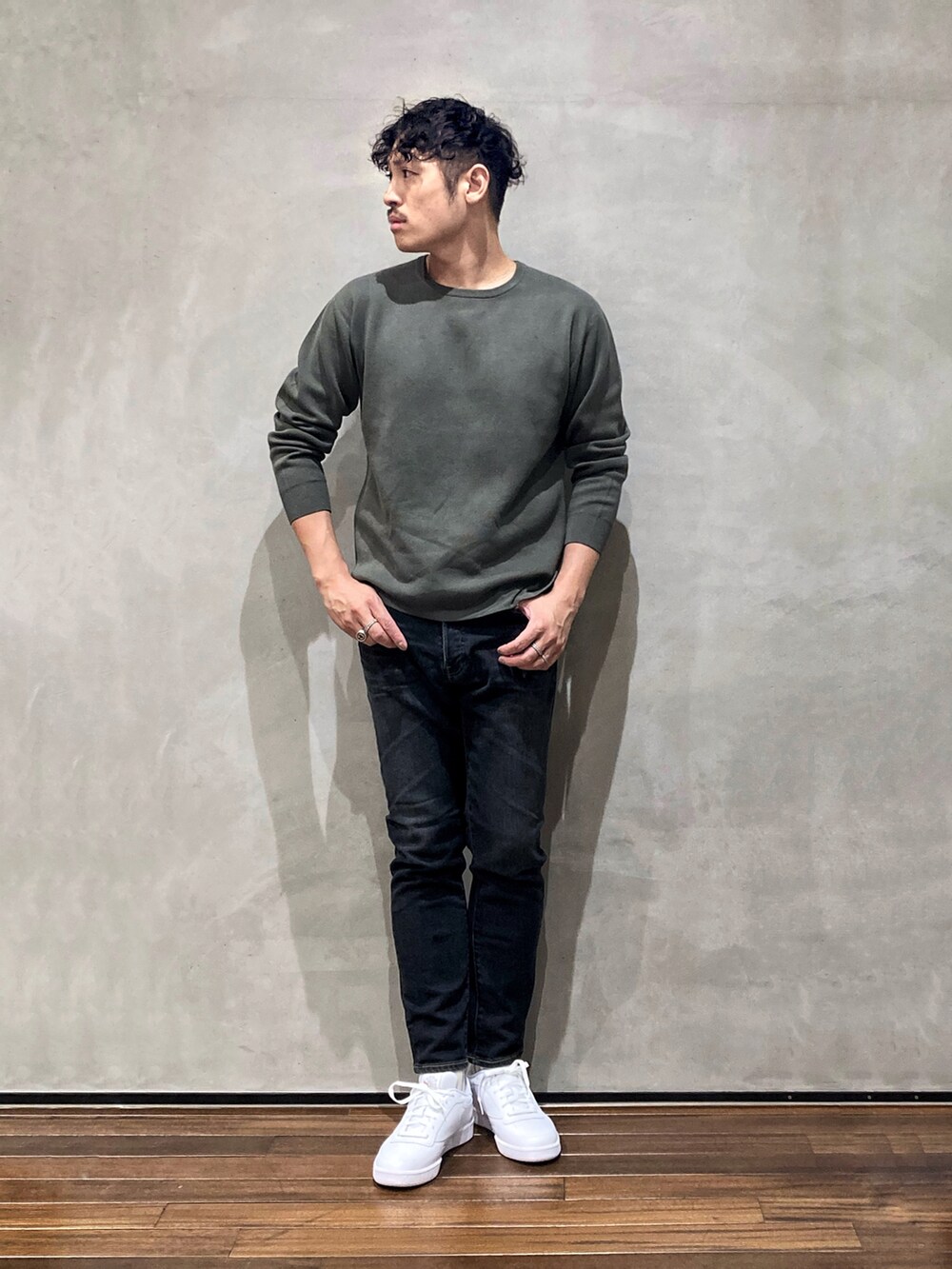 グリーン系のニット/セーターを着用したメンズの秋コーディネートの4枚目の写真