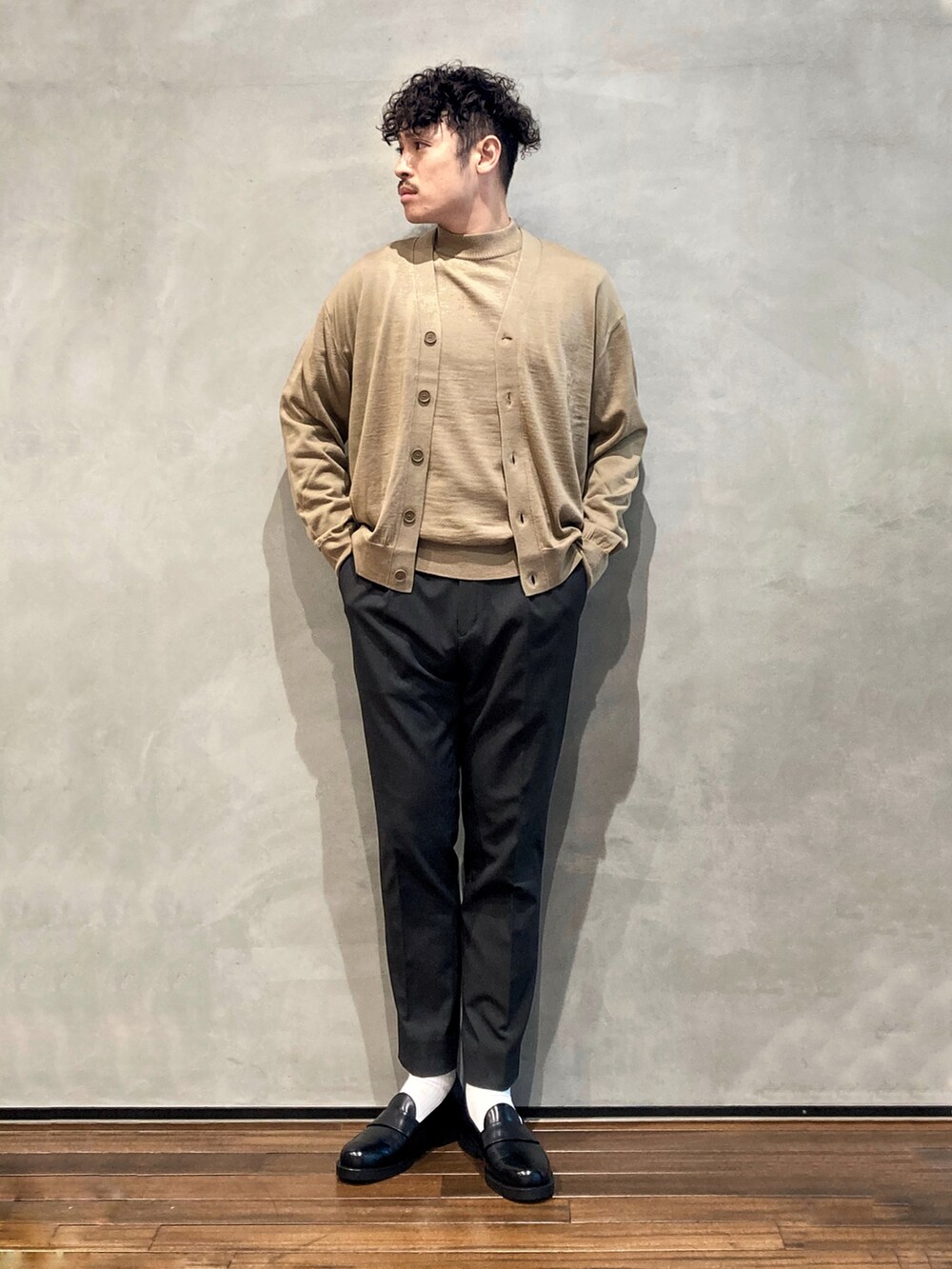 ベージュ系のニット/セーター、ベージュ系のニット/セーター、グレー系のセットアップを着用したメンズの秋コーディネートの4枚目の写真