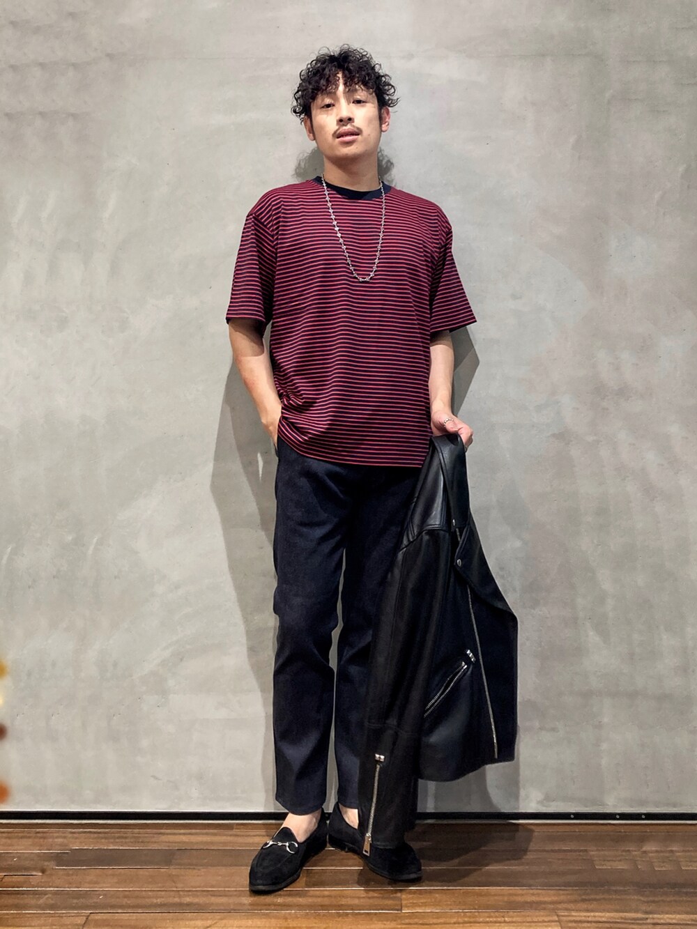 ブラック系のライダースジャケット、その他のTシャツ/カットソー、ブルー系のデニムパンツを着用したメンズの夏コーディネートの2枚目の写真