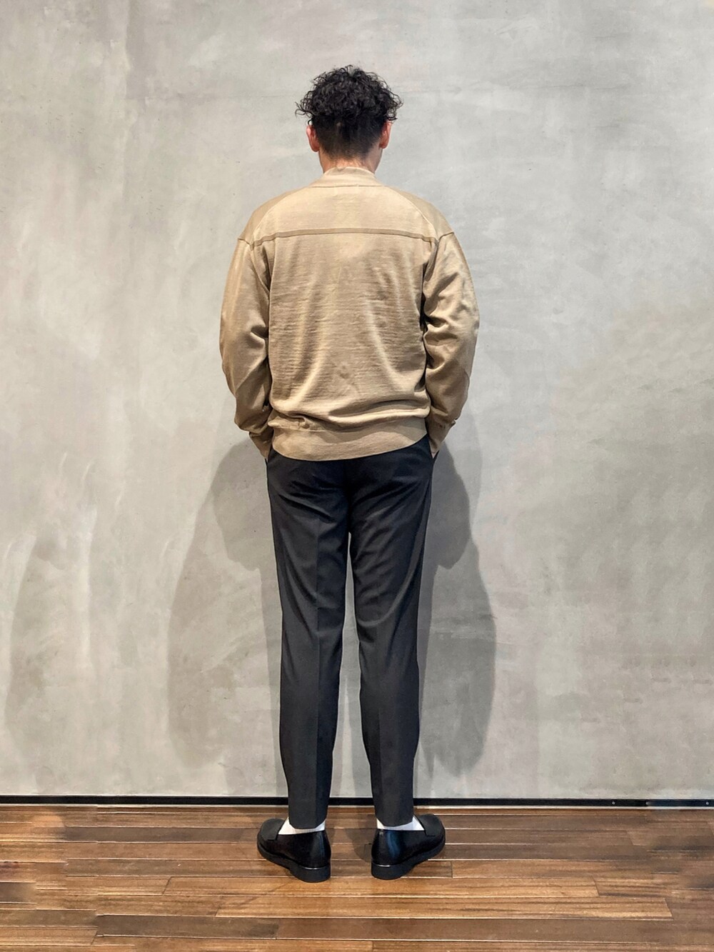 ベージュ系のニット/セーター、ベージュ系のニット/セーター、グレー系のセットアップを着用したメンズの秋コーディネートの3枚目の写真