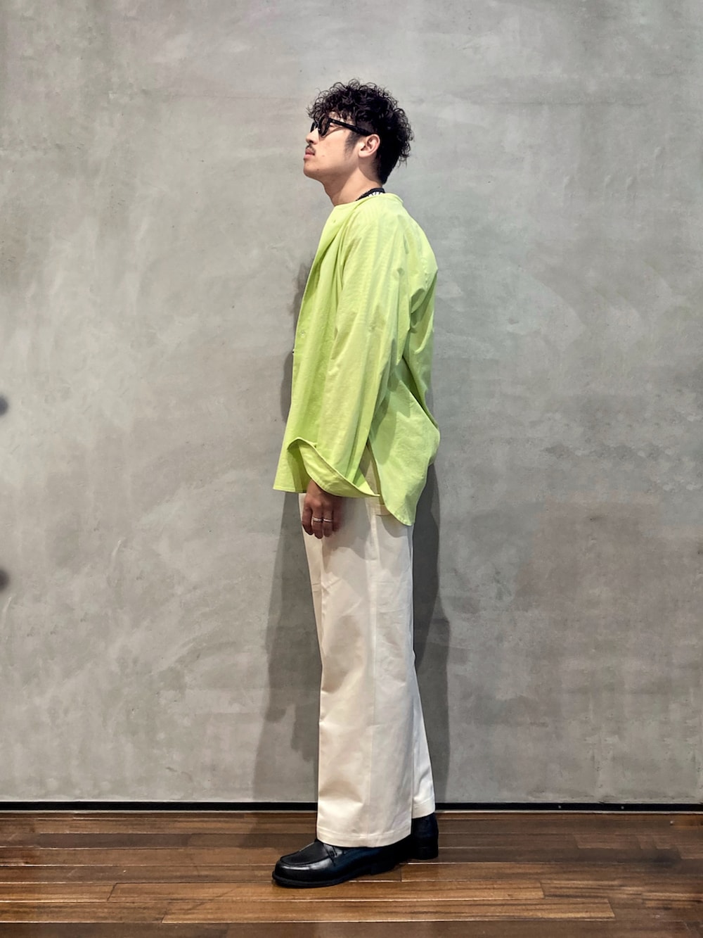 ホワイト系のTシャツ/カットソー、イエロー系のシャツ/ブラウス、ブラック系のモカシン/デッキシューズを着用したメンズの夏コーディネートの2枚目の写真