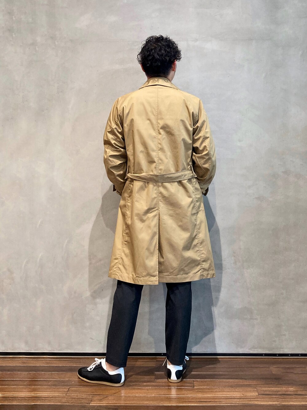 ホワイト系のシャツ/ブラウスを着用したメンズの夏コーディネートの3枚目の写真