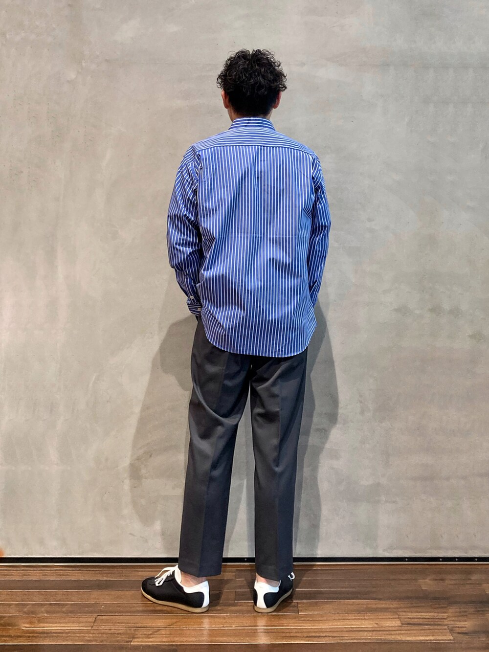 ブルー系のシャツ/ブラウス、グレー系のスラックスを着用したメンズの夏コーディネートの2枚目の写真