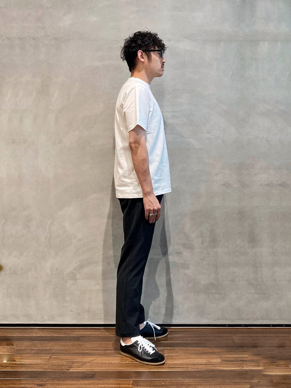 ホワイト系のTシャツ/カットソーを着用したメンズの夏コーディネートの2枚目の写真