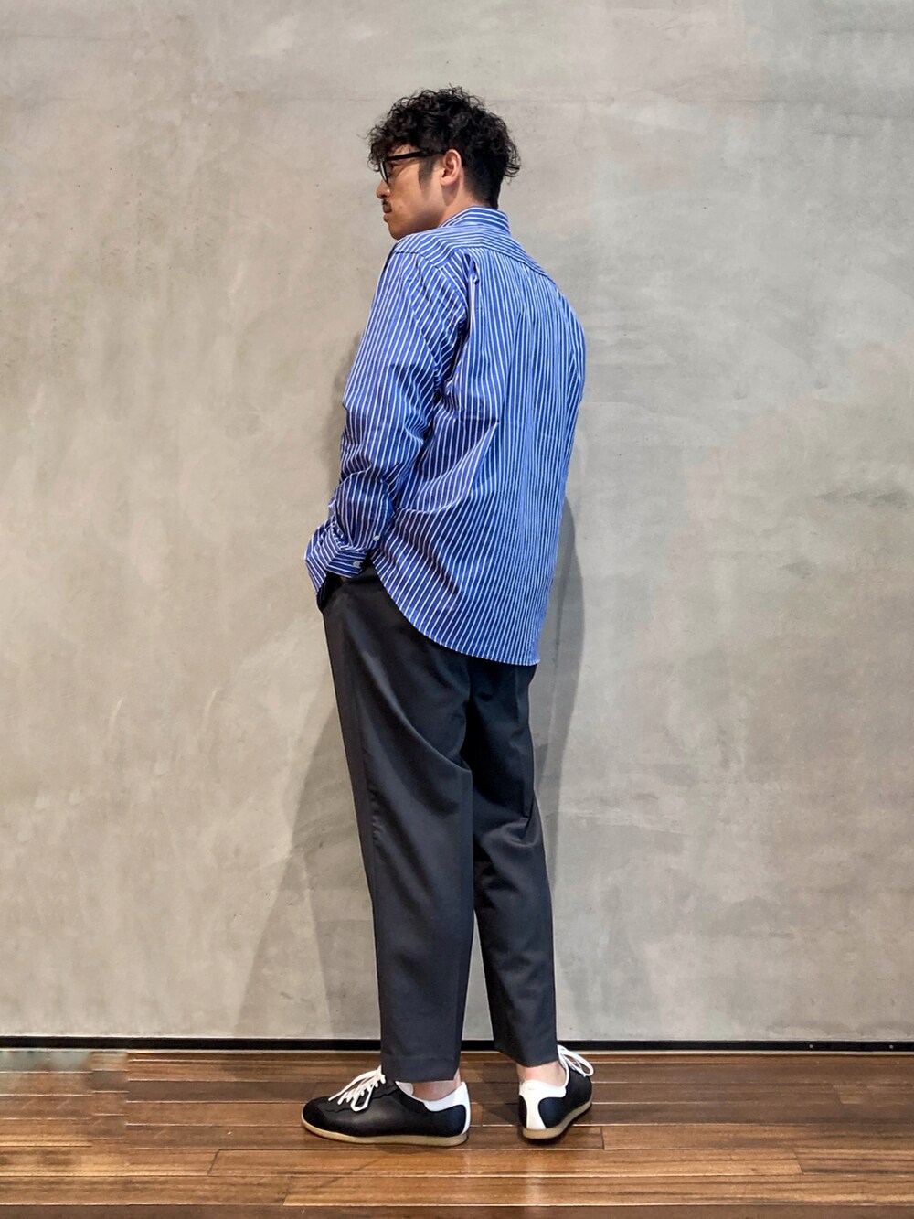 ブルー系のシャツ/ブラウス、グレー系のスラックスを着用したメンズの夏コーディネートの3枚目の写真