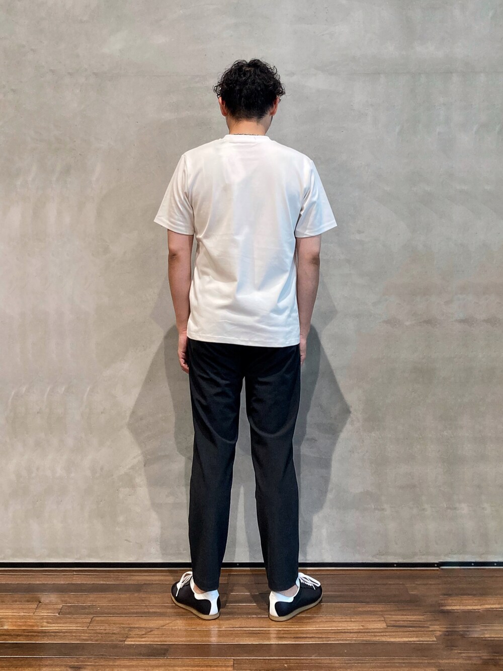 ホワイト系のTシャツ/カットソーを着用したメンズの夏コーディネートの3枚目の写真