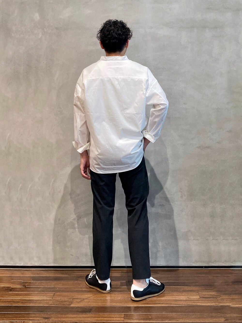 ホワイト系のシャツ/ブラウス、ホワイト系のTシャツ/カットソーを着用したメンズの夏コーディネートの3枚目の写真