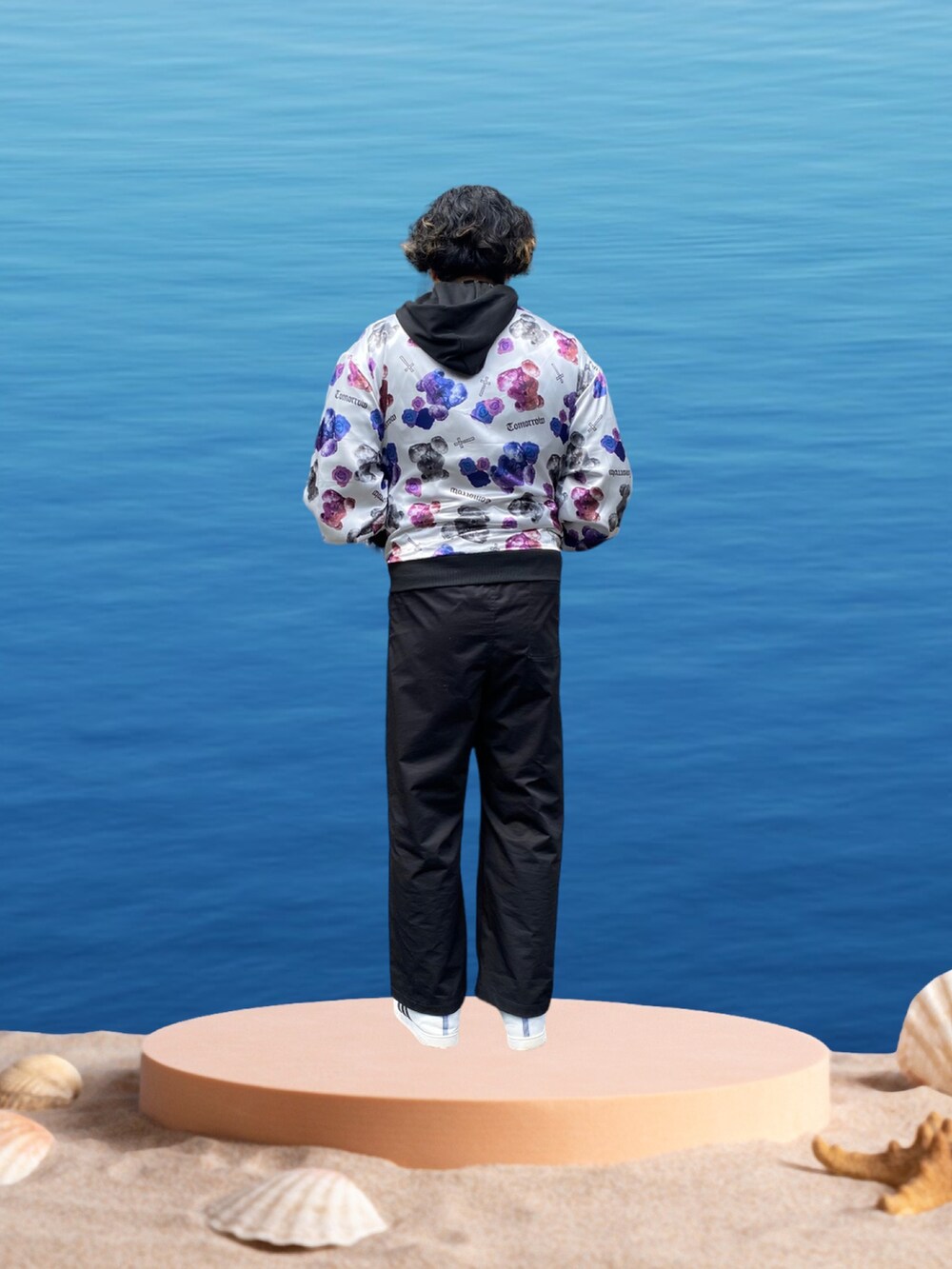 ブラック系のその他パンツ、ホワイト系のスニーカー、ホワイト系のブルゾンを着用したメンズの春コーディネートの2枚目の写真