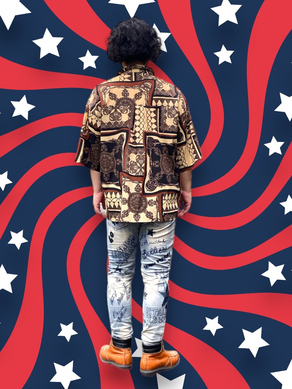 ブルー系のデニムパンツ、ブラウン系のブーツ、ブラウン系のシャツ/ブラウスを着用したメンズの夏コーディネートの2枚目の写真