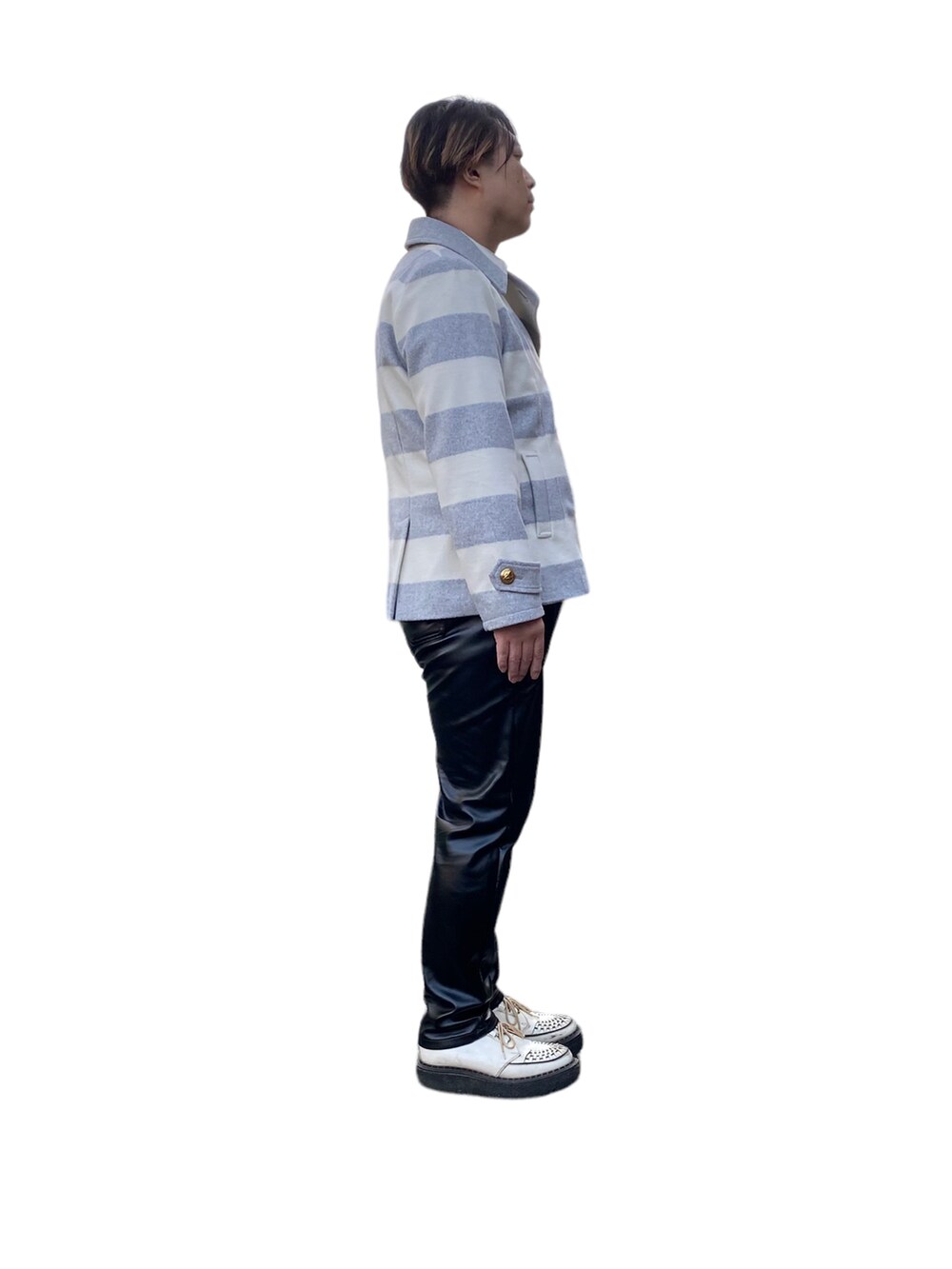 ホワイト系のドレスシューズ、グレー系のピーコート、ブルー系のシャツ/ブラウスを着用したメンズの秋コーディネートの2枚目の写真