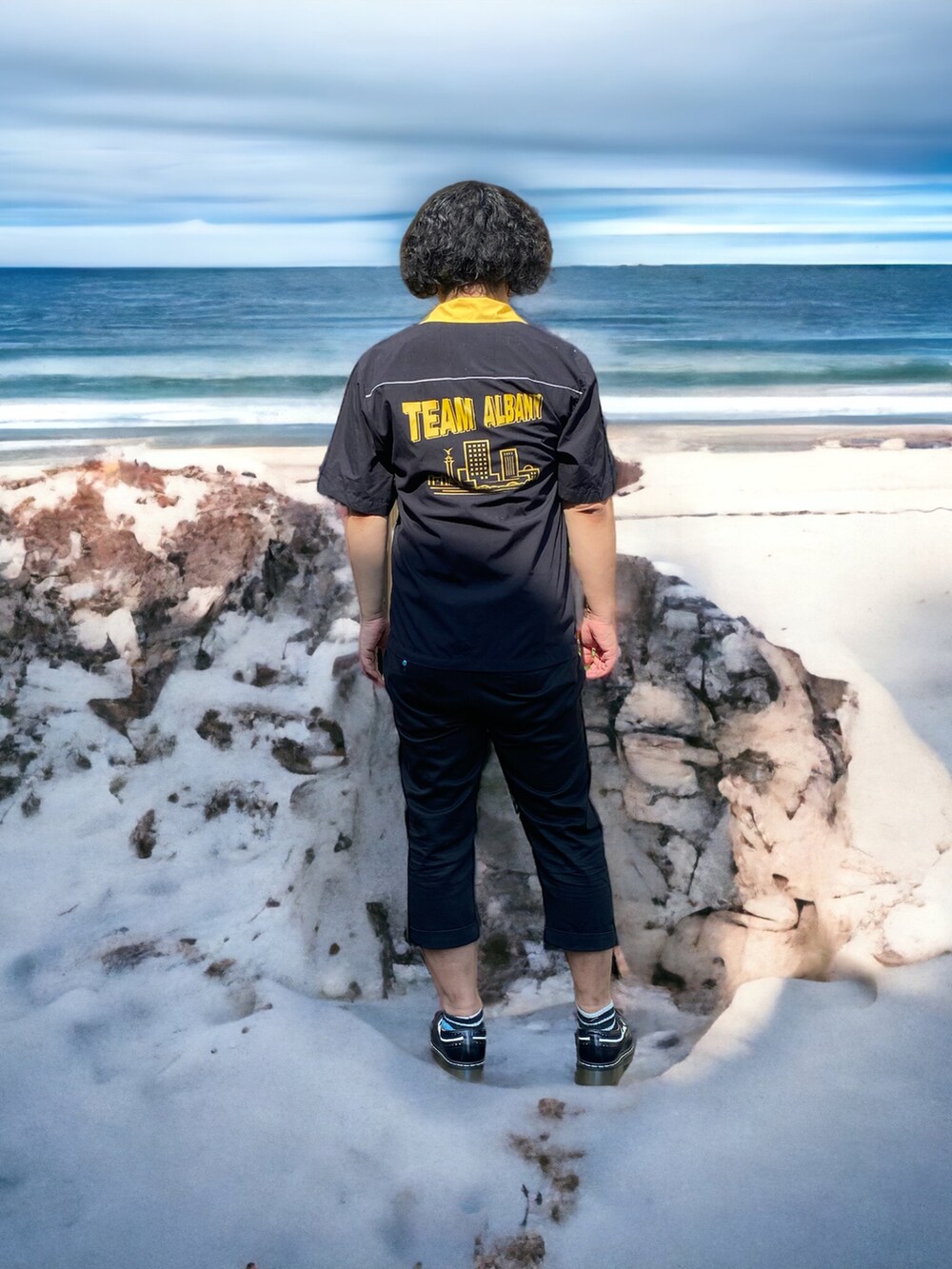 ブラック系のドレスシューズ、ブラック系のチノパンツ、ブラック系のシャツ/ブラウスを着用したメンズの夏コーディネートの2枚目の写真