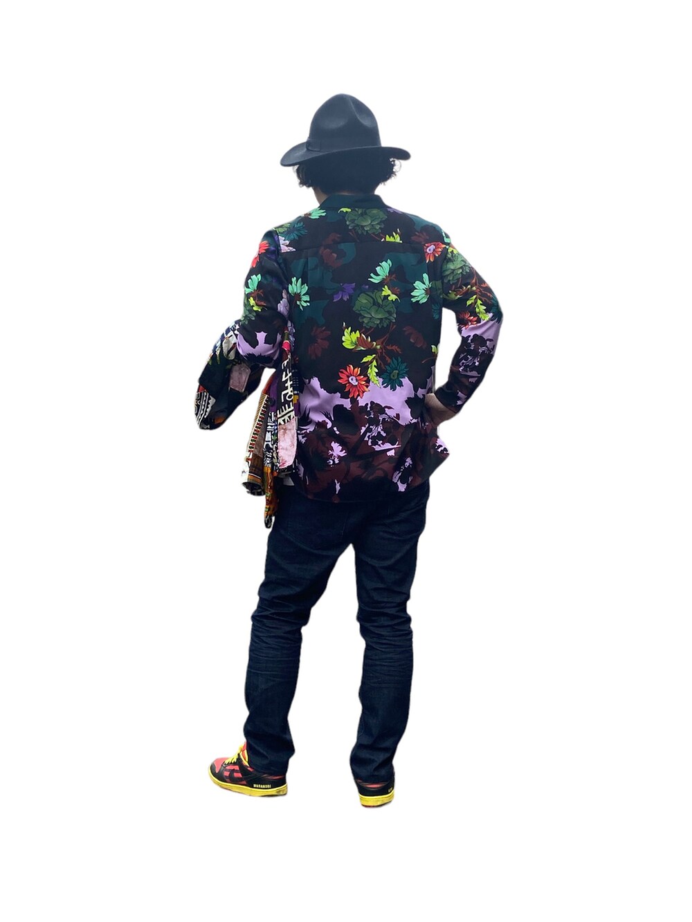 ブラック系のデニムパンツ、レッド系のスニーカー、グリーン系のシャツ/ブラウスを着用したメンズの春コーディネートの2枚目の写真