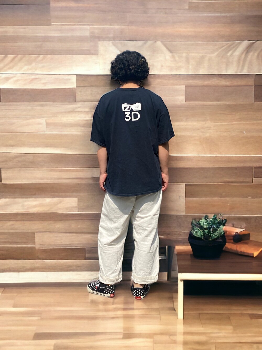 ブラック系のスニーカー、ホワイト系のパンツ、ブラック系のTシャツ/カットソーを着用したメンズの夏コーディネートの2枚目の写真