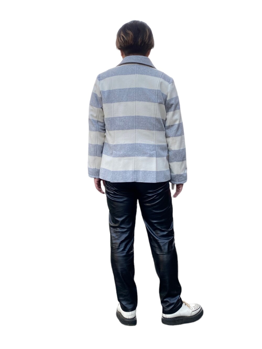 ホワイト系のドレスシューズ、グレー系のピーコート、ブルー系のシャツ/ブラウスを着用したメンズの秋コーディネートの4枚目の写真