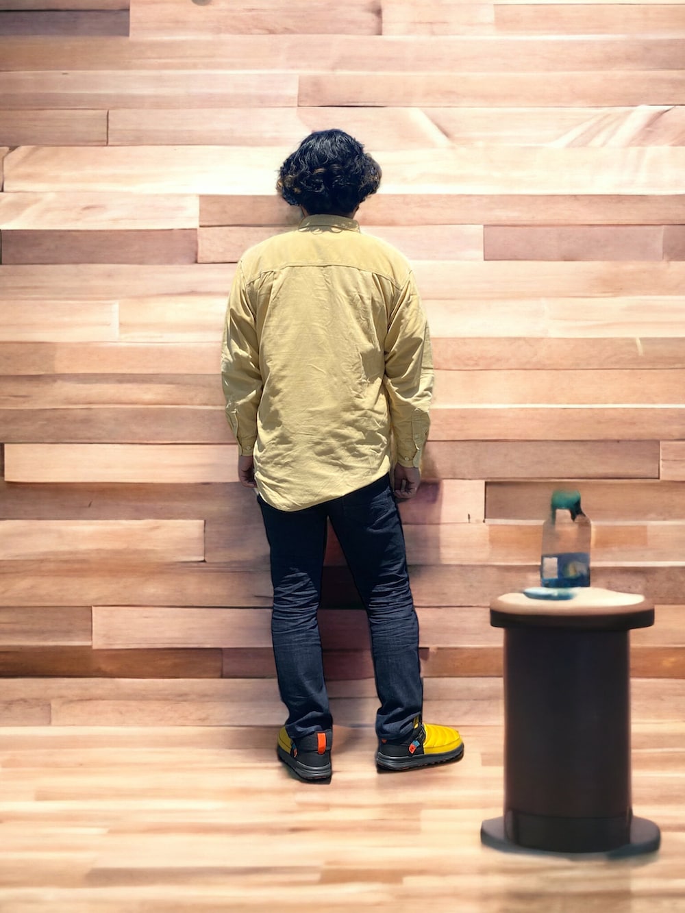 ブラック系のデニムパンツ、イエロー系のスニーカー、ベージュ系のシャツ/ブラウスを着用したメンズの春コーディネートの2枚目の写真