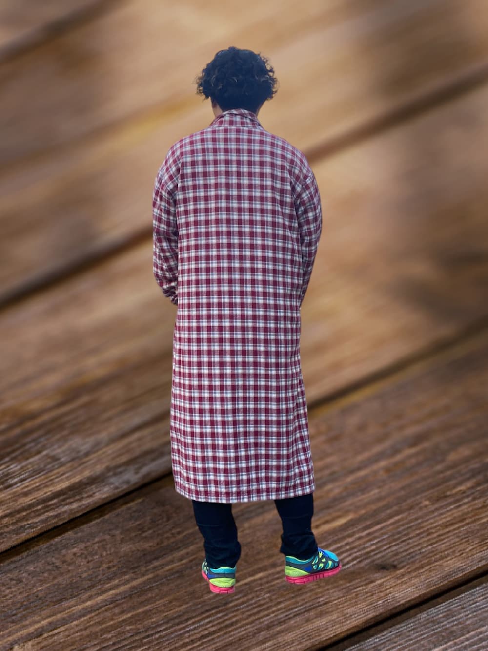 ブルー系のスニーカー、ブラック系のデニムパンツ、ブルー系のシャツ/ブラウスを着用したメンズの春コーディネートの2枚目の写真