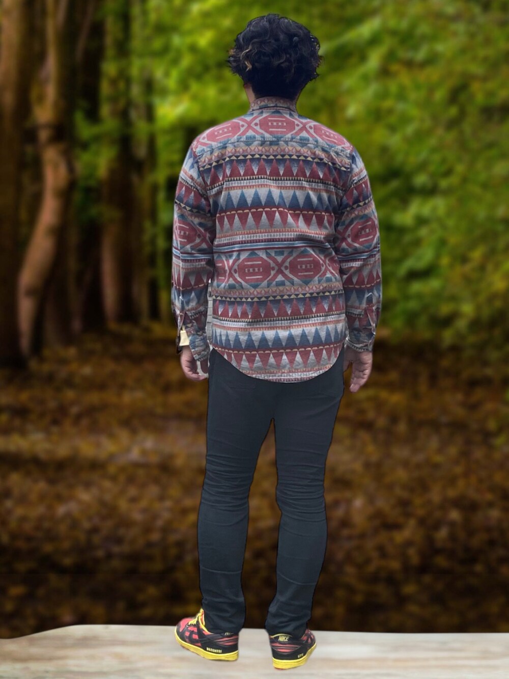 ブラック系のデニムパンツ、レッド系のスニーカー、その他のシャツ/ブラウスを着用したメンズの春コーディネートの2枚目の写真