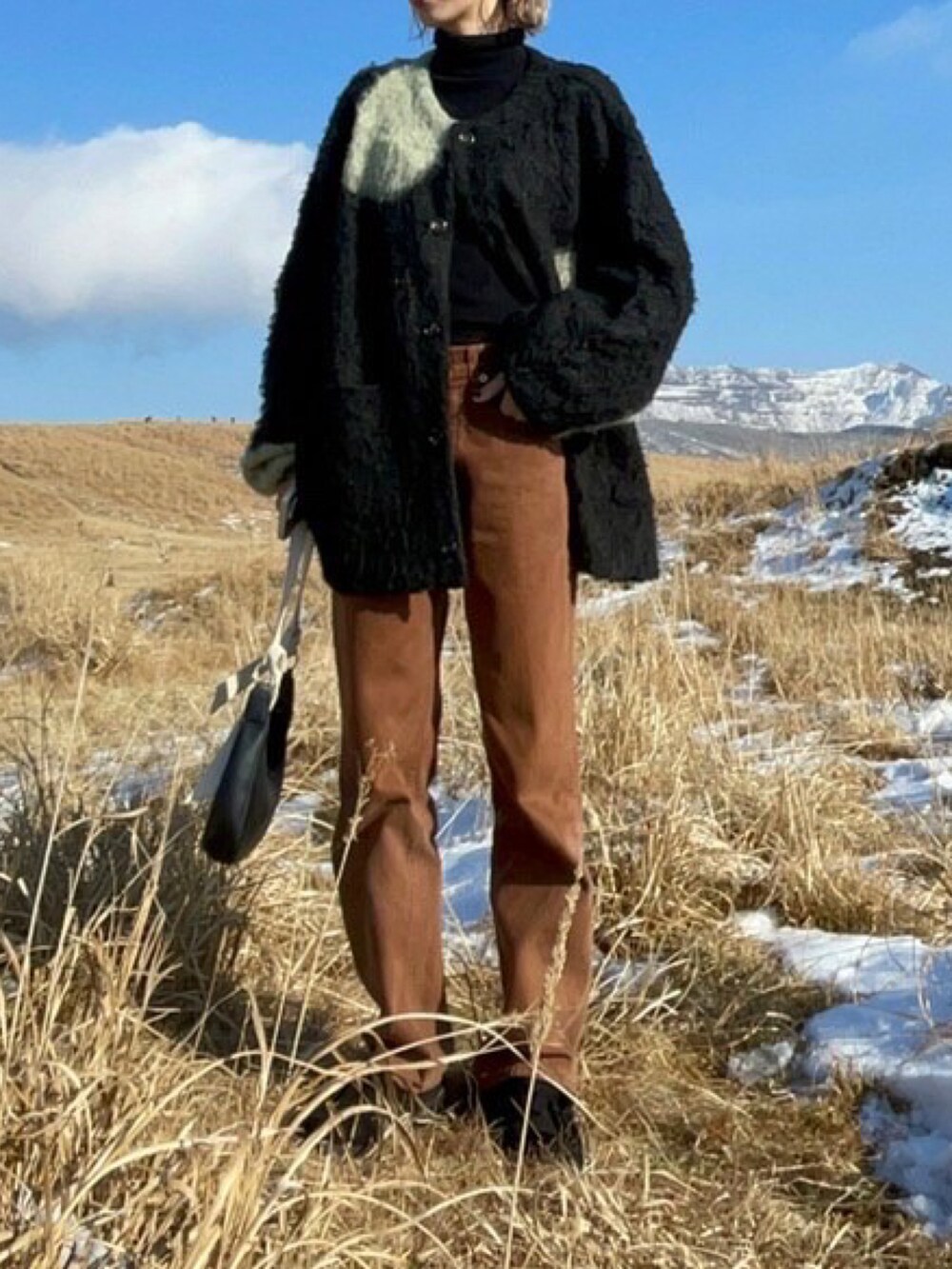 ブラック系のジャケット/アウター、ブラウン系のデニムパンツ、ブラック系のシューズを着用したレディースの夏コーディネートの3枚目の写真