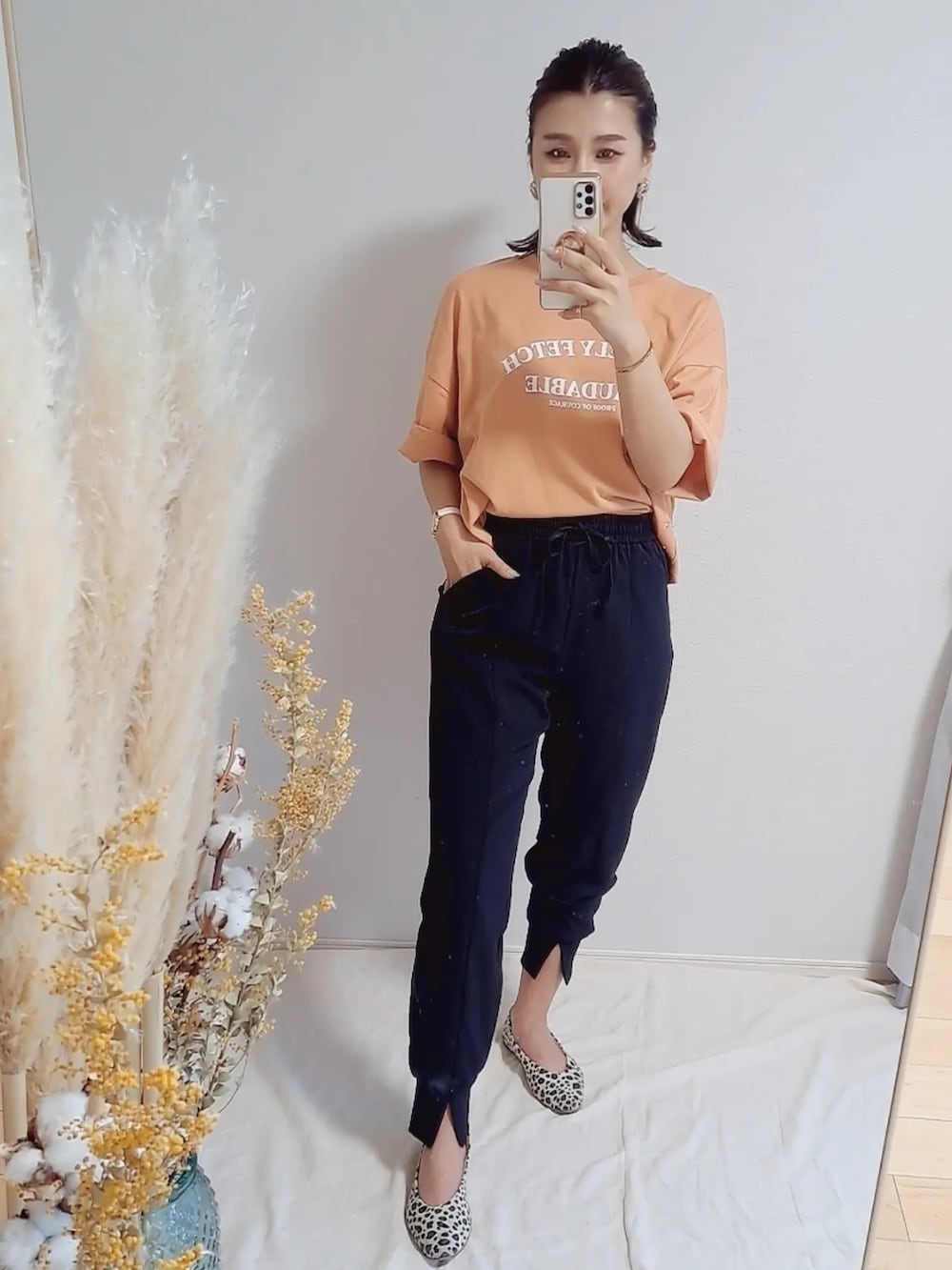 「脚長効果、美脚効果、夏、シンプルコーデ、低身長、カラーコーデ、オレンジ、オトナカジュアル、おしゃれさんと繋がりたい、いいね、save、フォローお願いします🤑、インスタフォローしてね！」｜「GUのアイテム（パンツ、ブラック系）」を使った、MANAMI☪さん（レディース・157cm）の夏コーディネートの2枚目の写真