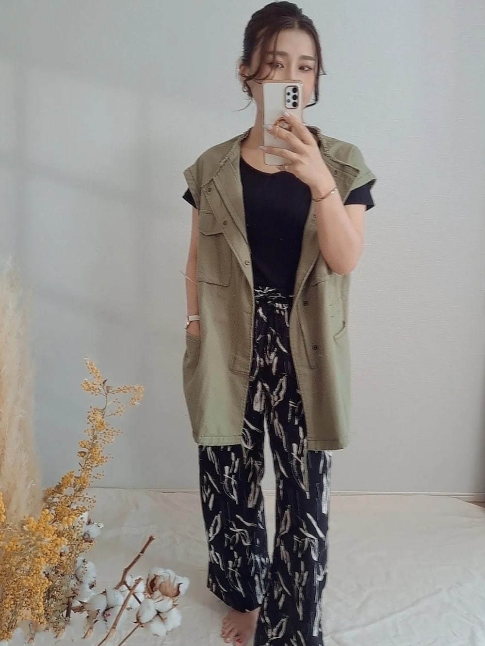 「ootd、パンツスタイル、低身長女子、大人カジュアル、ミリタリー、ベストコーデ、秋服準備はじめました、秋のコーデ、ママコーデ、オトナ女子、いいね、save、フォローお願いします🤑、インスタフォローしてね！、柄パンツ、インスタもフォローお願いします」｜「cepoのＭ６５アーミーベスト（ベスト、グリーン系）」を使った、MANAMI☪さん（レディース・157cm）の夏コーディネートの2枚目の写真