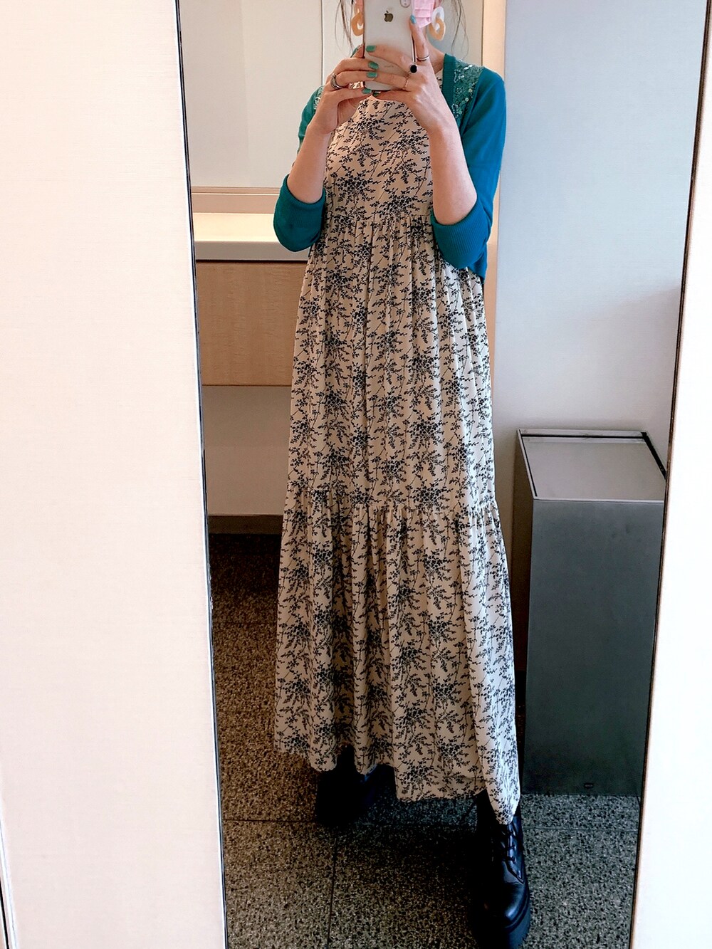 ブラック系のブーツ、ベージュ系のワンピースを着用したレディースの秋コーディネートの2枚目の写真