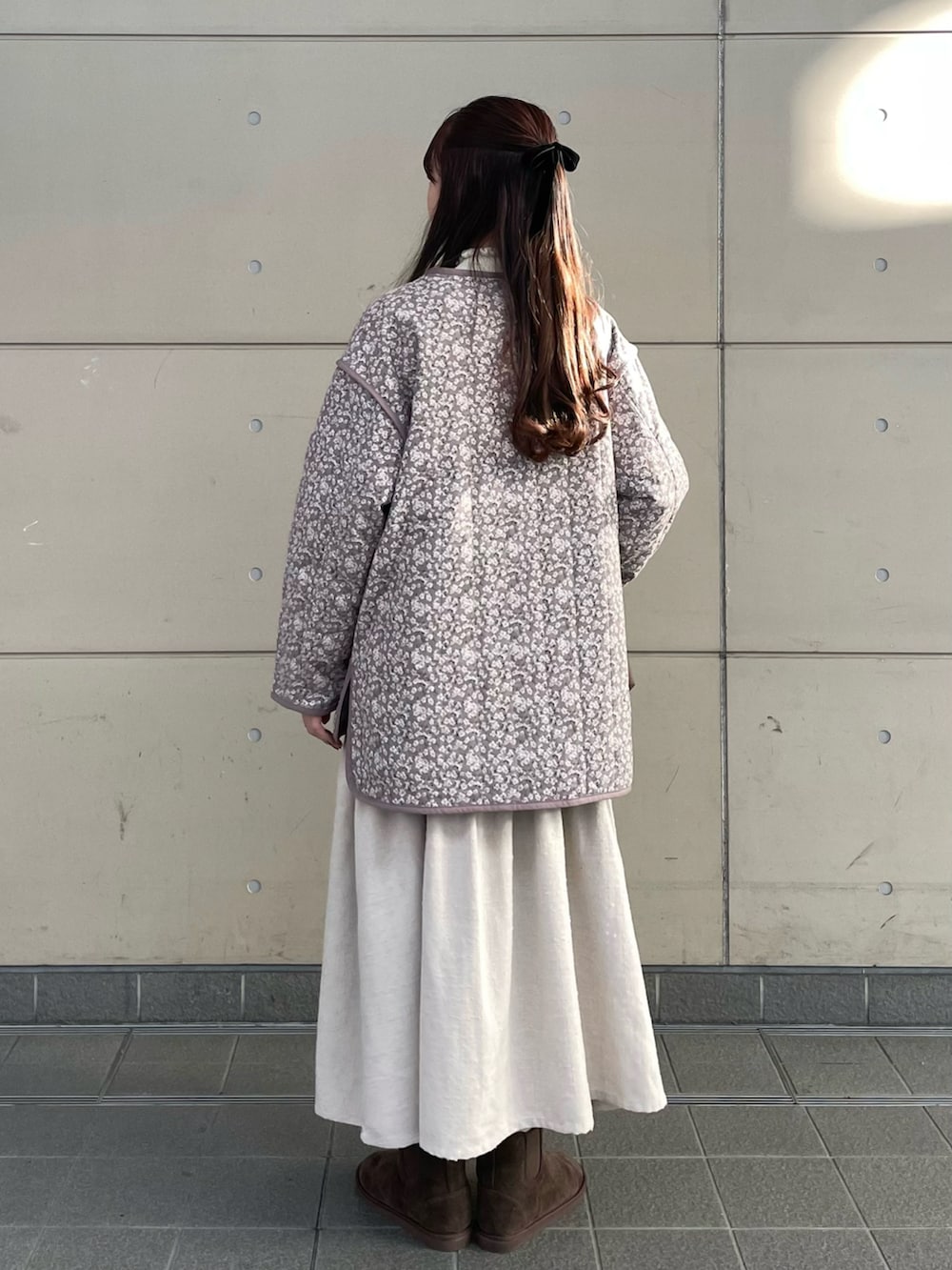 「Samansa Mos2、新星WEARISTAにエントリー、WEARyouthコーデ、冬コーデ、お出かけコーデ、淡色コーデ、休日スタイル、レイヤードスタイル、プチプラ、タートルネック、ブーツ、ショルダーバッグ、冬アウター、クリスマスに着たい服、マイベストコーデ2023」｜「Samansa Mos2のサイドゴアフェイクムートンブーツ（ブーツ、ブラウン系）」を使った、kanaさん（レディース・163cm）の冬コーディネートの3枚目の写真