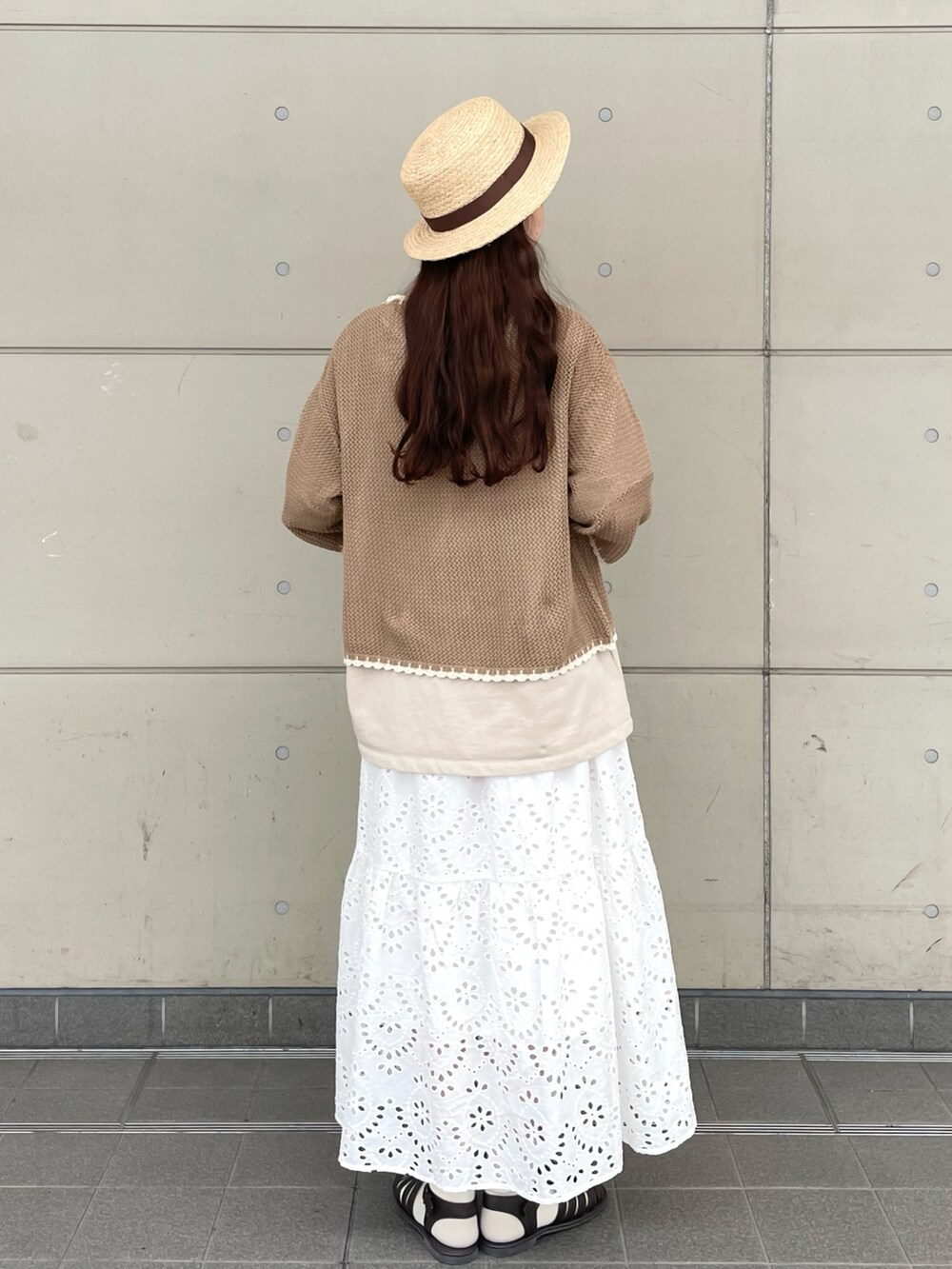 ベージュ系のTシャツ/カットソー、ブラウン系のカーディガン/ボレロ、ホワイト系のスカートを着用したレディースの春コーディネートの2枚目の写真