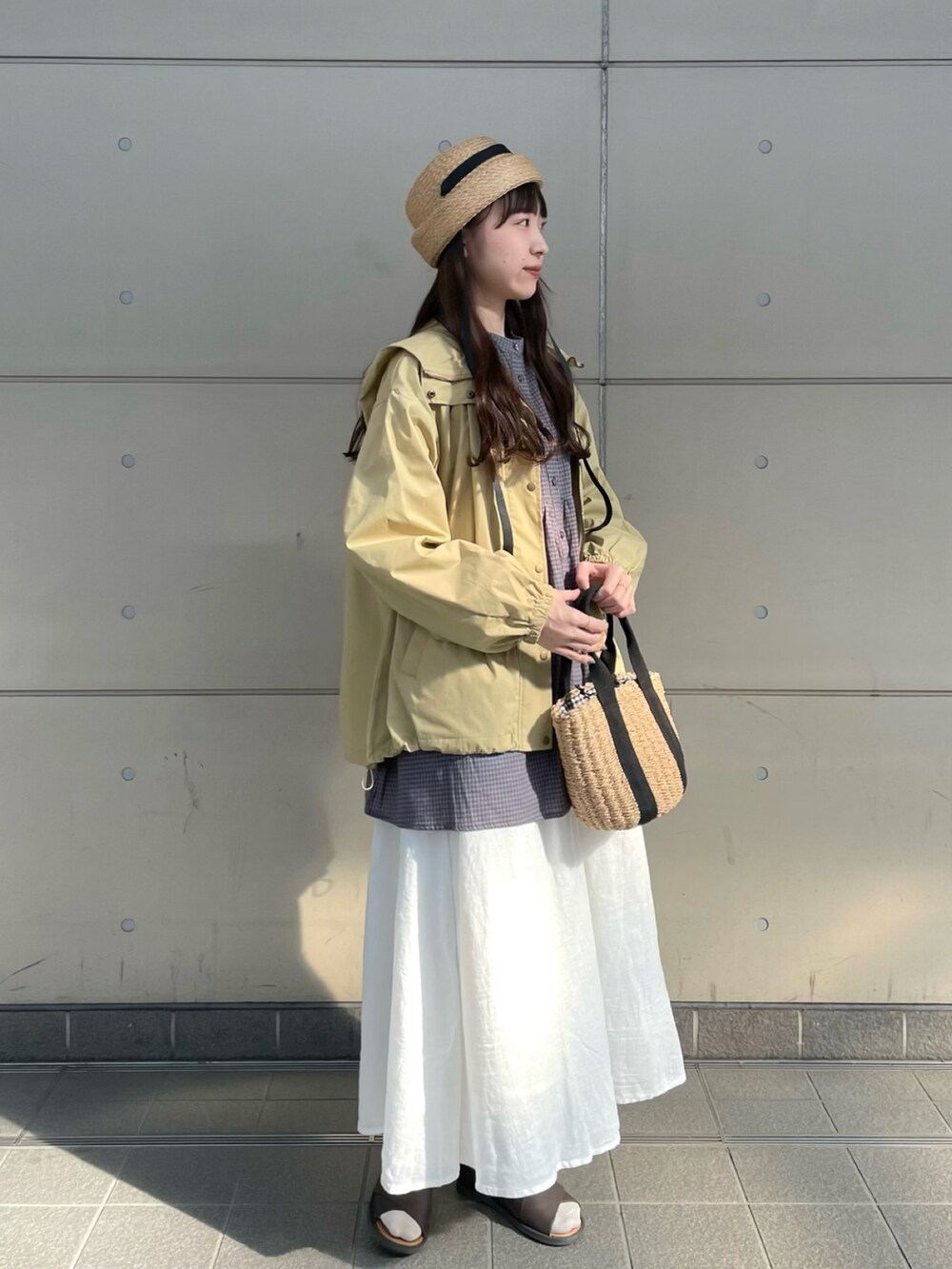 「Samansa Mos2、春服デビュー宣言、春服みてみて、ミニバッグ、春アウター、マウンテンパーカー、レイヤードスタイル、休日スタイル、プチプラ、春コーデ、パステル映える春、ビッグシルエット、シャツスタイル、ベージュ、サンダル」｜「Samansa Mos2のアイテム（帽子、ブラック系）」を使った、kanaさん（レディース・163cm）の春コーディネートの2枚目の写真
