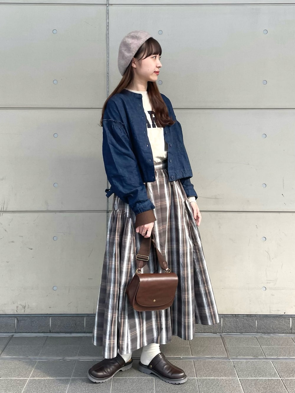 「Samansa Mos2、秋服まるっと大公開、秋コーデ、お出かけコーデ、ベレー帽、休日スタイル、レイヤードスタイル、プチプラ、チェック、ロングスカート、ローファー、デニム、デニムジャケット、ジャケットスタイル、重ね着ベストシーズン」｜「Samansa Mos2のワイドベルトショルダーバッグ（ハンドバッグ、ブラウン系）」を使った、kanaさん（レディース・163cm）の秋コーディネートの2枚目の写真