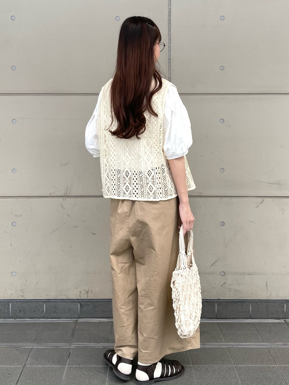 「Samansa Mos2、プチプラ、休日スタイル、淡色コーデ、レイヤードスタイル、グルカサンダル、ベスト、ロゴT、Tシャツ、お出かけコーデ、シンプルコーデ、メガネ女子、ベージュ、トートバッグ、みんなの白Tフェス」｜「Samansa Mos2のオブリークトゥグルカサンダル（サンダル、ブラウン系）」を使った、kanaさん（レディース・163cm）の夏コーディネートの2枚目の写真