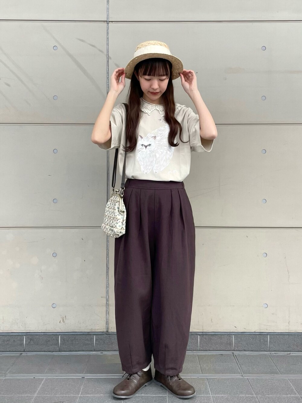 「Samansa Mos2、春服みてみて、春服デビュー宣言、春コーデ、淡色コーデ、カンカン帽、カーディガン、プチプラ、レイヤードスタイル、休日スタイル、タックパンツ、パステル映える春、ワントーンコーデ、ベージュ、ブラウン」|「Samansa Mos2の裾タックパンツ(その他パンツ、ブラウン系)」を使った、kanaさん(レディース・163cm)の春コーディネートの2枚目の写真