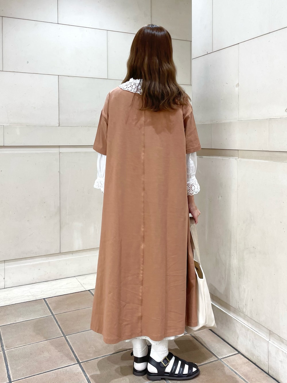 「Samansa Mos2、MEI、トートバッグ、ロングワンピース、レイヤードスタイル、プチプラ、春コーデ、カラー×コーデ、はじめましてコーデ、淡色コーデ、ビッグシルエット、Tシャツワンピ、アウトドアスタイル、ゆるコーデ、休日スタイル」｜「Samansa Mos2のグルカサンダル（サンダル、ブラウン系）」を使った、kanaさん（レディース・163cm）の春コーディネートの2枚目の写真