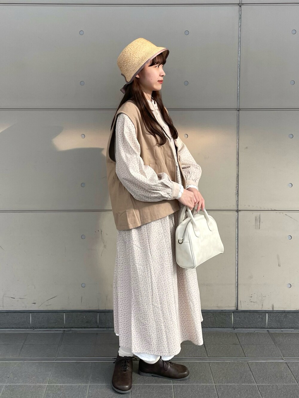 「Samansa Mos2、春服デビュー宣言、ワンピース、花柄ワンピース、ボストンバッグ、ミニバッグ、ベスト、淡色コーデ、プチプラ、ワントーンコーデ、レイヤードスタイル、シンプルコーデ、ピンク、春服みてみて、ボリューム袖」|「Samansa Mos2のボストンショルダーバッグ(ショルダーバッグ、ホワイト系)」を使った、kanaさん(レディース・163cm)の春コーディネートの2枚目の写真