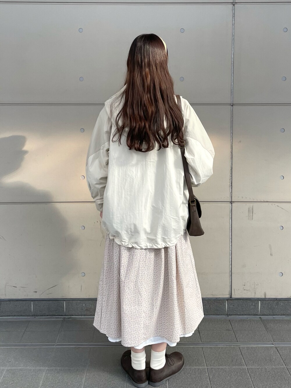 「Samansa Mos2、春服デビュー宣言、春アウター、マウンテンパーカー、淡色コーデ、パステル映える春、レイヤードスタイル、休日スタイル、プチプラ、ショルダーバッグ、ホワイトコーデ、花柄ワンピース、ビッグシルエット、春服みてみて、ピンク」|「Samansa Mos2のオブリークトゥレースアップシューズ(ドレスシューズ、ブラウン系)」を使った、kanaさん(レディース・163cm)の春コーディネートの2枚目の写真