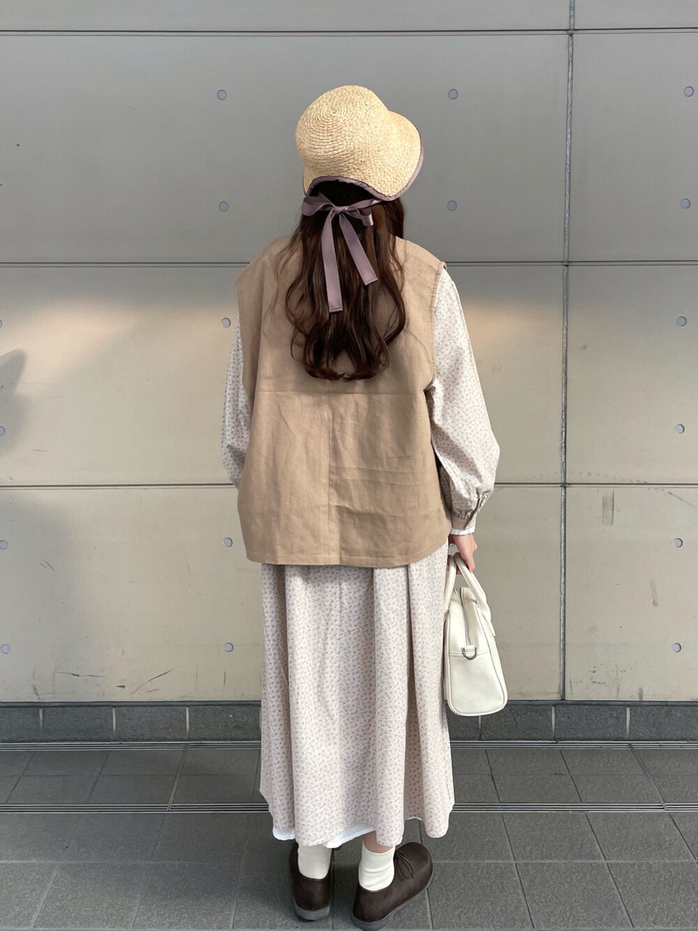 「Samansa Mos2、春服デビュー宣言、ワンピース、花柄ワンピース、ボストンバッグ、ミニバッグ、ベスト、淡色コーデ、プチプラ、ワントーンコーデ、レイヤードスタイル、シンプルコーデ、ピンク、春服みてみて、ボリューム袖」|「Samansa Mos2のボストンショルダーバッグ(ショルダーバッグ、ホワイト系)」を使った、kanaさん(レディース・163cm)の春コーディネートの3枚目の写真