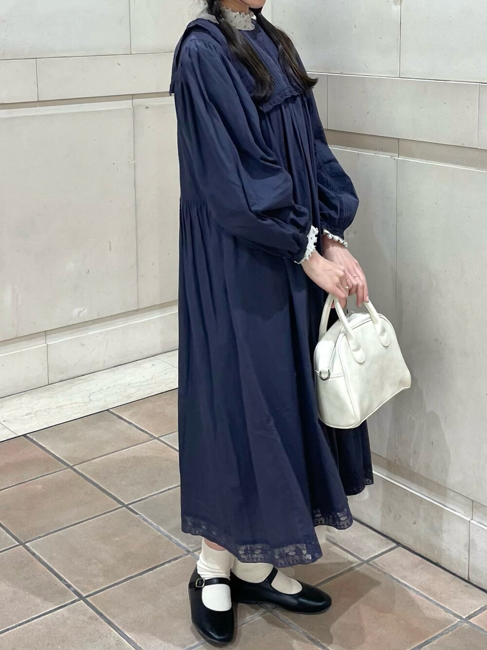 「Samansa Mos2、TSUHARU by Samansa Mos2、ほめられ本命コーデ、休日スタイル、ミニバッグ、ボストンバッグ、ベレー帽、ストラップシューズ、レースワンピース、ワンピース、春色、プチプラ、レイヤードスタイル、シンプルコーデ、きれいめカジュアル」|「Samansa Mos2の2WAYボストンショルダーバッグ(ハンドバッグ、ホワイト系)」を使った、kanaさん(レディース・163cm)の冬コーディネートの2枚目の写真