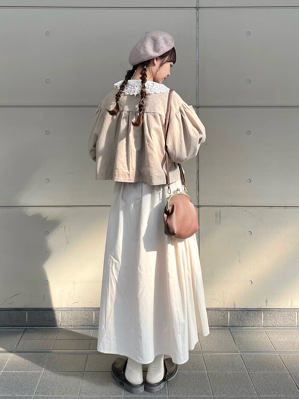 「Samansa Mos2、秋コーデ、秋服まるっと大公開、お出かけコーデ、休日スタイル、プチプラ、レイヤードスタイル、ジャケットスタイル、つけ襟、ショルダーバッグ、淡色コーデ、ロングスカート、ローファー、ベージュ、重ね着ベストシーズン」｜「Samansa Mos2の杢カラーベレー帽（ハット、ブラウン系）」を使った、kanaさん（レディース・163cm）の秋コーディネートの3枚目の写真
