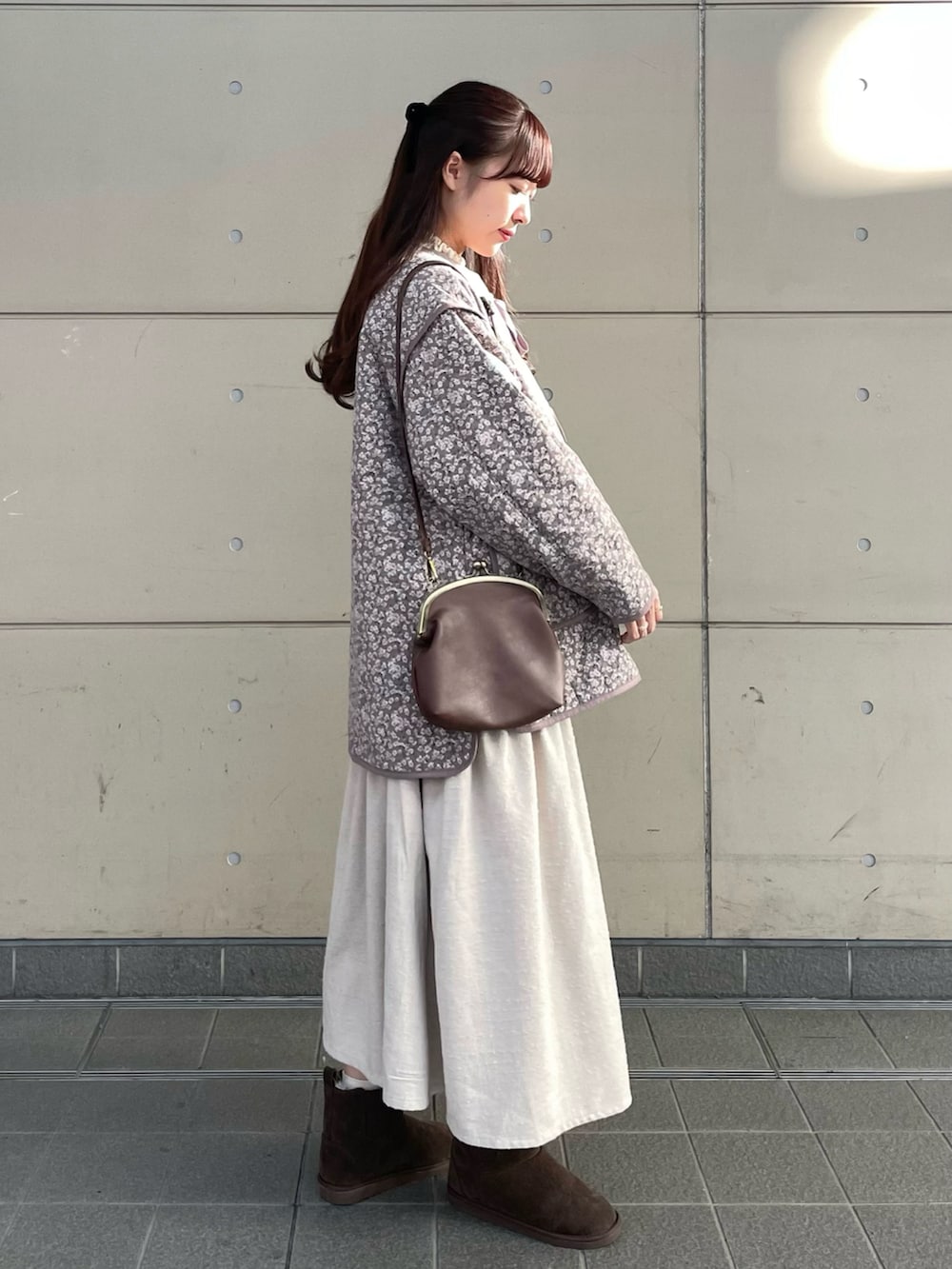 「Samansa Mos2、新星WEARISTAにエントリー、WEARyouthコーデ、冬コーデ、お出かけコーデ、淡色コーデ、休日スタイル、レイヤードスタイル、プチプラ、タートルネック、ブーツ、ショルダーバッグ、冬アウター、クリスマスに着たい服、マイベストコーデ2023」｜「Samansa Mos2のサイドゴアフェイクムートンブーツ（ブーツ、ブラウン系）」を使った、kanaさん（レディース・163cm）の冬コーディネートの2枚目の写真