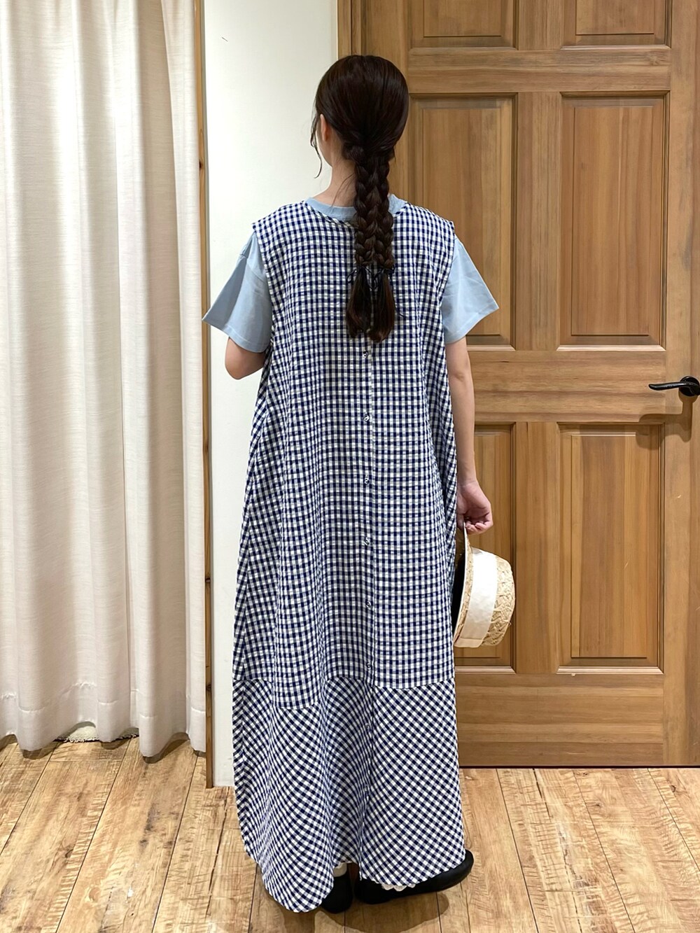 「Samansa Mos2、プチプラ、雨の日コーデ、夏コーデ、レイヤードスタイル、ワンピース、カンカン帽、Tシャツ、ノースリーブワンピース、ジャンパースカート、ギンガムチェック、デートコーデ、青、ブルー、バレエシューズ」｜「Samansa Mos2のラフィア太リボンカンカン帽（ハット、ホワイト系）」を使った、kanaさん（レディース・163cm）の夏コーディネートの2枚目の写真
