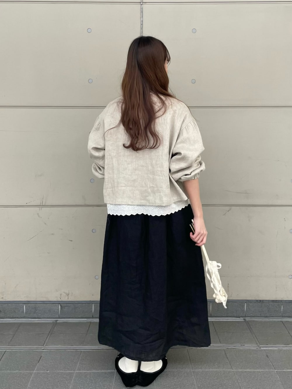 「Samansa Mos2、kazumiコラボ、ほめられ本命コーデ、プチプラ、リネン、キャミワンピ、レイヤードスタイル、春コーデ、春色、ジャケット、バレエシューズ、キャミワンピース、白ブラウス、ベージュ、ブラック」｜「Samansa Mos2のアイテム（ジャケット/アウター、ベージュ系）」を使った、kanaさん（レディース・163cm）の冬コーディネートの3枚目の写真