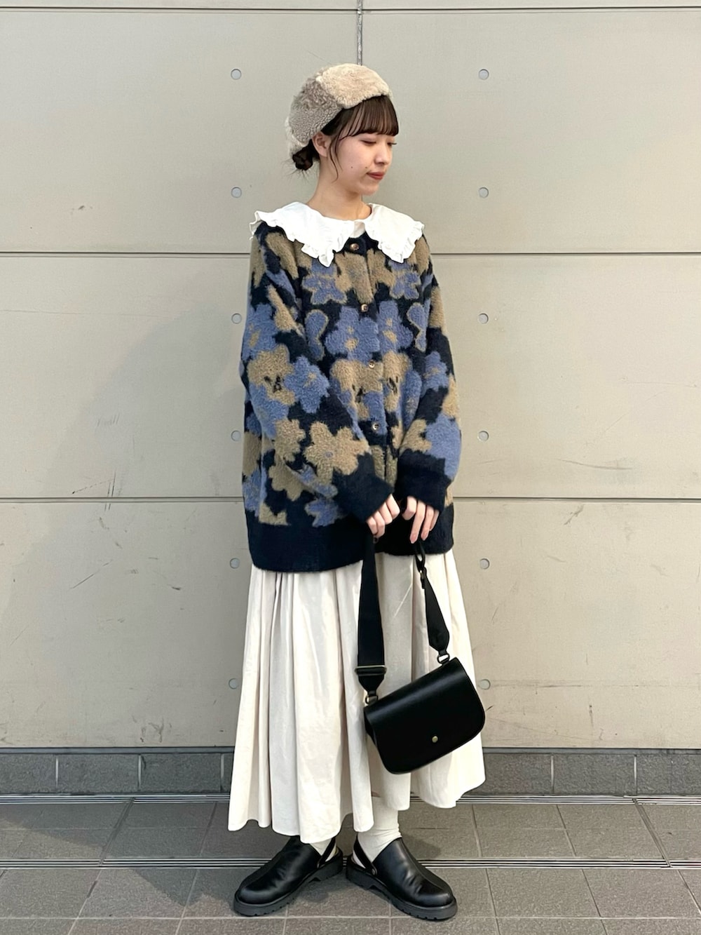 「Samansa Mos2、ファッションを楽しもう、WEARyouthコーデ、休日スタイル、プチプラ、レイヤードスタイル、ビッグシルエット、ニット、カーディガン、お出かけコーデ、冬コーデ、ローファー、ショルダーバッグ、ベレー帽、シャギーニット」|「Samansa Mos2のボアパッチワークベレー(ハット、ベージュ系)」を使った、kanaさん(レディース・163cm)の秋コーディネートの3枚目の写真