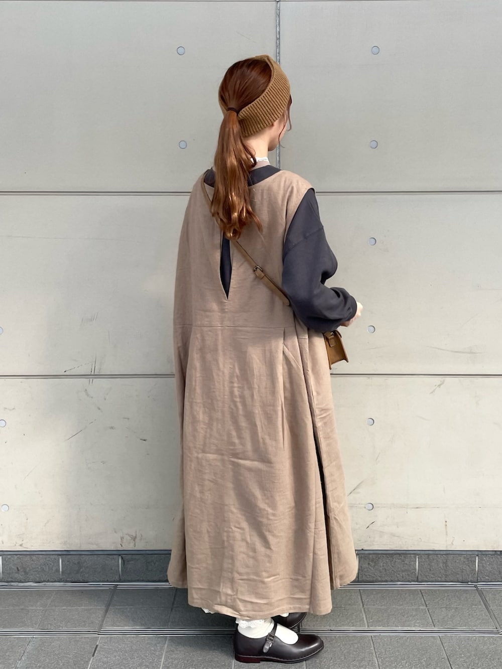 ブラウン系のその他シューズ、ホワイト系のスカート、ベージュ系のショルダーバッグを着用したレディースの秋コーディネートの2枚目の写真