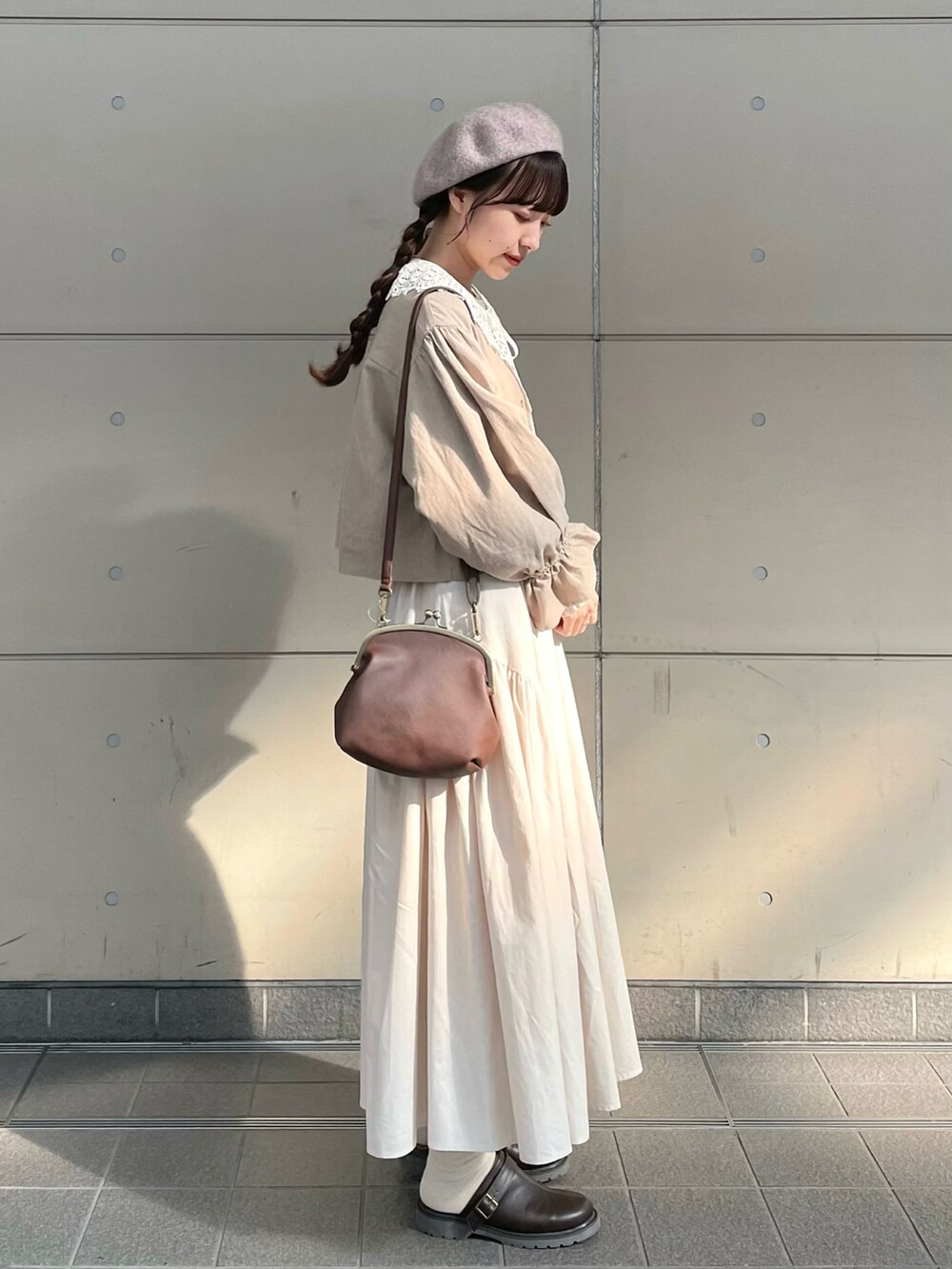 「Samansa Mos2、秋コーデ、秋服まるっと大公開、お出かけコーデ、休日スタイル、プチプラ、レイヤードスタイル、ジャケットスタイル、つけ襟、ショルダーバッグ、淡色コーデ、ロングスカート、ローファー、ベージュ、重ね着ベストシーズン」｜「Samansa Mos2の杢カラーベレー帽（ハット、ブラウン系）」を使った、kanaさん（レディース・163cm）の秋コーディネートの2枚目の写真